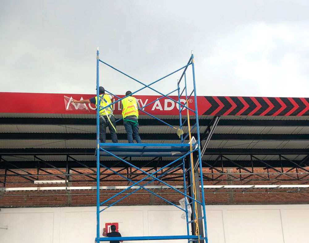 Anuncio exterior con impresión digital resistente al clima